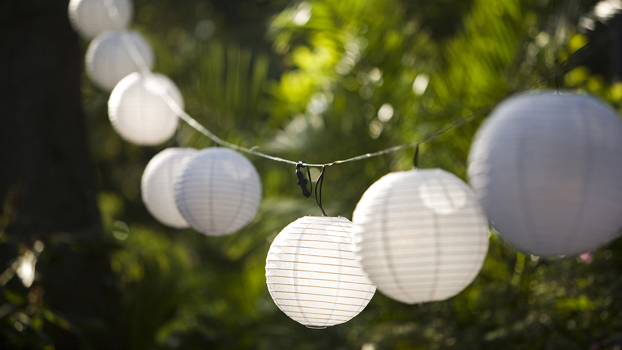 14-lighting-ideas-for-the-perfectly-bright-backyard-lanterns